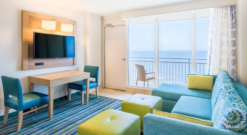 Comfort Suites Beachfront — снимка 2 от 5