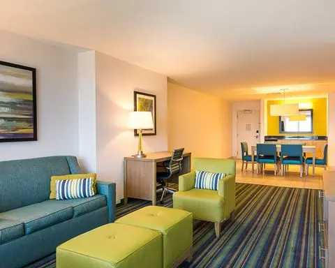 Comfort Suites Beachfront — снимка 4 от 5