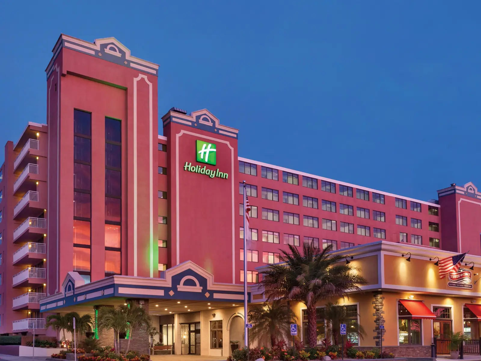 Holiday Inn Hotel & Suites — снимка 3 от 5