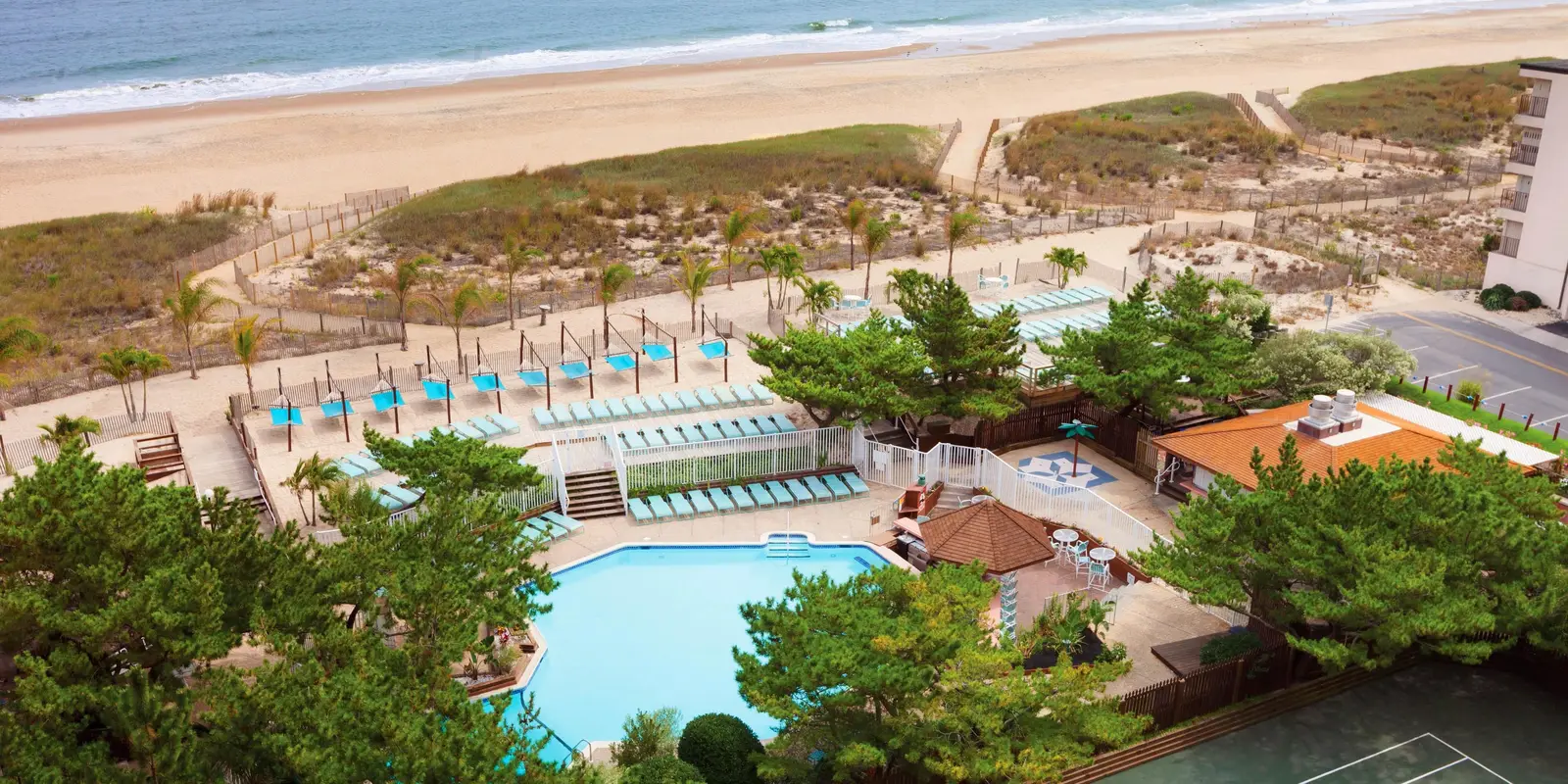 Holiday Inn Hotel & Suites — снимка 4 от 5