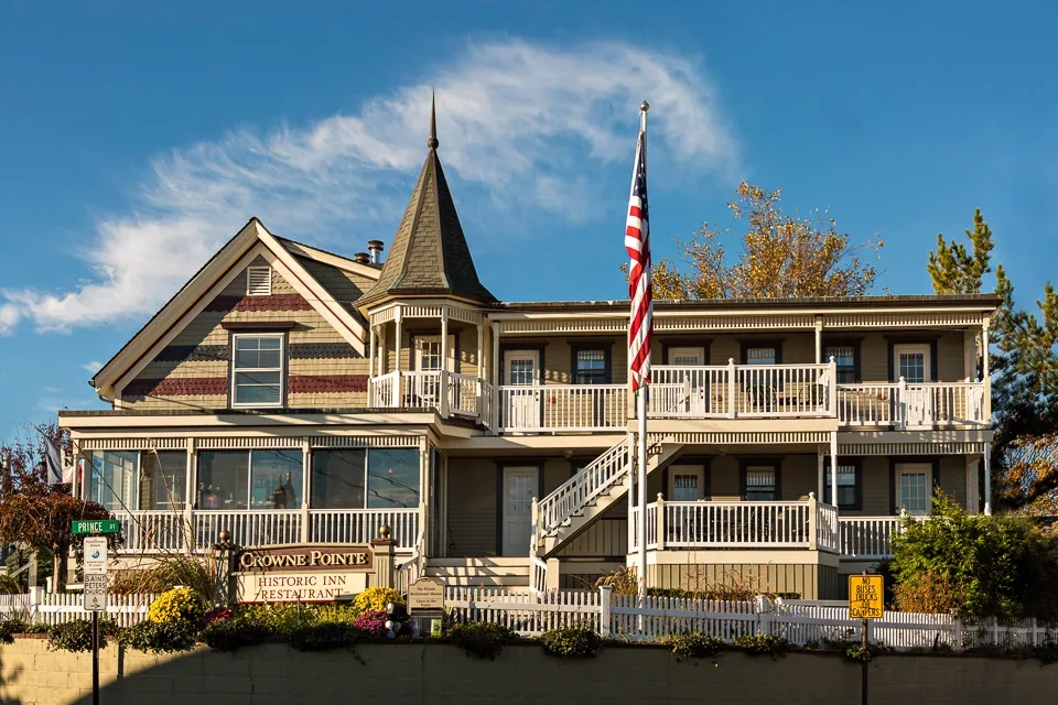 Crowne Pointe Hotel