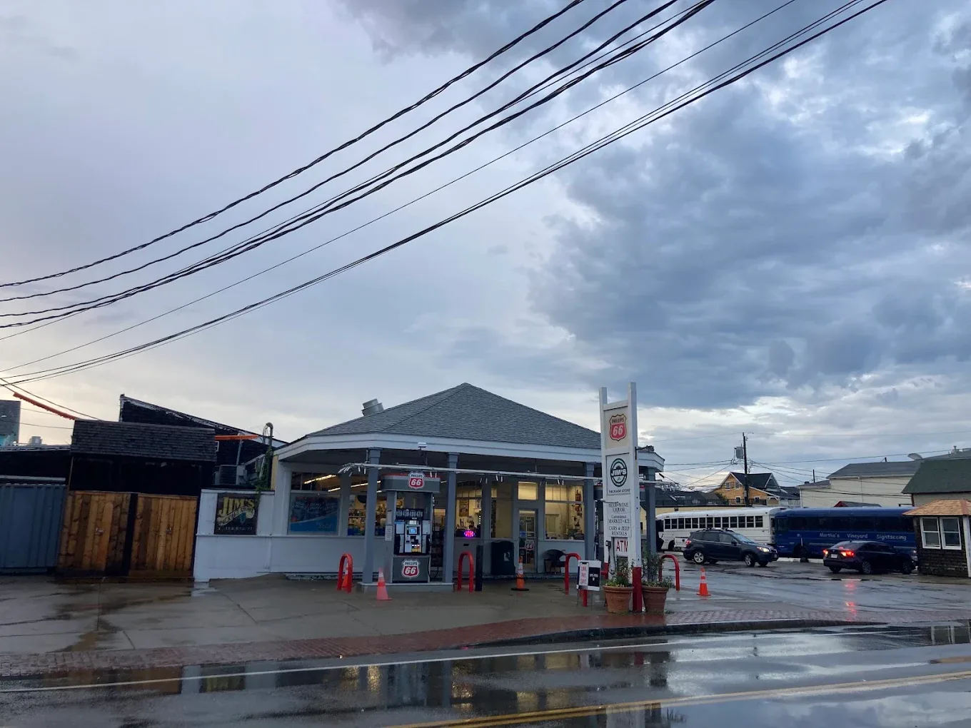 Jim's Package Store — Work and Travel и студентска бригада в Oak Bluffs, Massachusetts — снимка 5 от 6