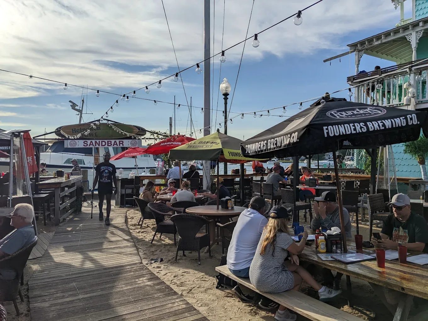 Sand Bar & Grille — Work and Travel и студентска бригада в Oak Bluffs, Massachusetts — снимка 2 от 7