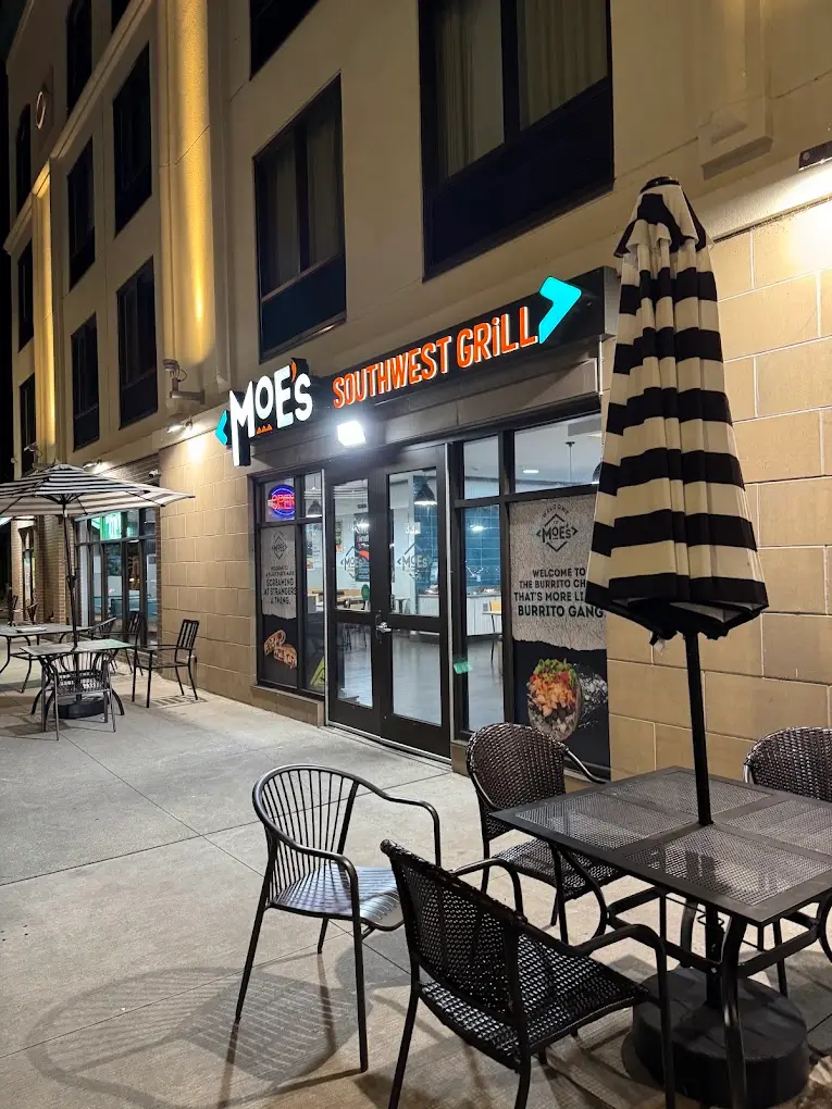 Ню Йорк — кадър от щата; снимка на Moe's Southwest Grill предстои