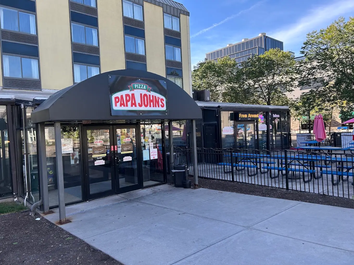 Ню Йорк — кадър от щата; снимка на Papa Johns (240 First Street) предстои