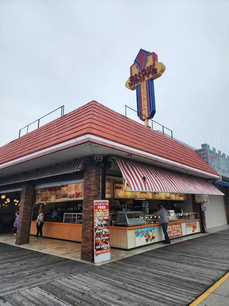 Snow White Restaurant — photo 4